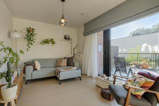 Dit aangename appartement met één slaapkamer is gelegen op het gelijkvloers van het gebouw 'Vive Verde'. De absolute troef van dit appartement is het ruime terras dat naadloos overgaat in een bijzonder aangename stadstuin met zuidelijke oriëntatie, waar u optimaal kunt genieten van de zon.<br /><br />Indeling van het appartement:<br />- lichtrijke woonkamer met open keuken en grote raampartijen die zorgen voor een aangename lichtinval<br />- volledig uitgeruste keuken met ingebouwde koelkast en diepvries, oven, vaatwasmachine, kookplaat en dampkap<br />- ruime slaapkamer van 13,5m² met aansluitende badkamer, uitgerust met een enkele wastafel en douche<br />- vanuit de slaapkamer heeft u zicht op de privatieve, volledig omheinde voortuin<br />- apart toilet<br />- berging met aansluiting voor een wasmachine en ventilatie D<br />- privatieve kelder (K21) op -1<br /><br />Het appartement beschikt over een EPC-label B, waardoor het reeds voldoet aan de Brusselse energetische normen voor 2045. Daarnaast kunt u genieten van de gemeenschappelijke tuin met vijver, die bijdraagt aan het groene en rustige karakter van het gebouw.<br /><br />Dankzij de gunstige ligging, met metro- en tramhaltes op wandelafstand, geniet u bovendien van een vlotte verbinding naar het centrum van Brussel.<br /><br />Wenst u dit appartement te bezoeken? Vraag uw bezoek aan via www.dewaele.com of neem rechtstreeks contact op met Danielle Kaluza via 0491 27 21 88.