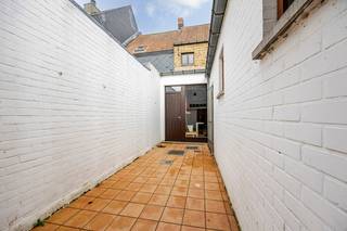 Charmante woning gelegen in het centrum van Oedelem, centraal voor winkels, scholen en openbaar vervoer. Op het gelijkvloers: ruime inkomhall...