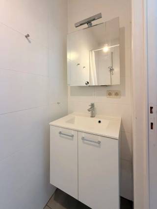 Plan uw bezoek via www.polares.eu<br /><br />Op de eerste verdieping van deze kleinschalige residentie, bereikbaar met de trap, kan je deze studio terugvinden. <br /><br />Bij binnenkomst heb je een hal met apart toilet. Deze brengt je tot het leefgedeelte. Aansluitend kan je de keuken terugvinden, voorzien van vrijstaande koelkast. De badkamer is voorzien van lavabo en douche. <br /><br />Deze studio, dat volledig werd gerenoveerd in 2015, is de ideale uitvalsbasis voor iemand die op zoek is naar een centraal lichtrijk appartement vlakbij alle troeven die Leuven te bieden heeft. <br /><br />De gemeenschappelijke kosten bedragen €120. Deze dienen als voorschot voor de gemeenschappelijke kosten alsook het privatief verbruik van water, elektriciteit en gas. <br /><br />In de gemeenschappelijke kelder kan je indien gewenst nog iets opbergen.