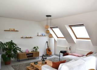 Op zoek naar een energiezuinig, ruim en lichtrijk appartement op een toplocatie in Mechelen? Dit prachtige appartement op de 5de en hoogste verdieping combineert comfort, rust en een uitstekende bereikbaarheid. Dankzij de oost- én westgerichte terrassen geniet je hier de hele dag door van zon en een open uitzicht.<br /><br />Verder beschikt het appartement over:<br />Twee volwaardige slaapkamers (14 m² en 17 m²)<br />Een volledig ingerichte badkamer met bad, douche en dubbele wastafel<br />Een ruime kelderberging<br />Een ondergrondse autostaanplaats (verplicht bij aan te kopen aan €19.000). <br />De autostaanplaats kan indien gewenst verhuurd worden (momenteel is dit het geval). <br /><br />🌟 Troeven die dit appartement uniek maken:<br /><br />✅Ruim: totaaloppervlakte van 127m²<br />✅Energiezuinig: EPC B (129kWh/m²)<br />✅Conforme elektriciteit<br />✅Overvloedige lichtinval <br />✅Lift aanwezig (rolstoeltoegankelijk)<br />✅Keuken met hoogwaardige ingebouwde toestellen<br />✅Gelegen op het hoogste verdiep: maximale rust en privacy<br />✅Prachtig open zicht vanop het grootste terras<br />✅Hele dag zon dankzij oost- en westoriëntatie<br />✅Voorzien van muggenhorren, screens en rolluiken<br /><br />🎯 Snelle verbinding met de E19<br />🎯 Op wandelafstand van scholen, winkels, centrum Mechelen en station Mechelen-Nekkerspoel<br />🎯 Vlakbij het Kasteeldomein De Borght (opening voorzien rond januari 2027) + natuurgebied Mechels Broek<br />🎯 Vlotte toegang tot de fietsostrade via de nieuwe fiets- en voetgangersbrug<br />🎯 Gelegen in een wijk met ambitieuze stadsvernieuwingsplannen: 'project Nekker Nova' <br /><br /><br />Interesse? <br />Plan een bezichtiging in via mail: borchtstraat26@gmail.com <br /><br />GEEN IMMO