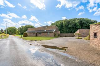 Dit authentieke landhuis met een stukje geschiedenis en een prachtige molen ademt charme en karakter. Het ligt op een ruim perceel van meer dan 1 hectare en biedt vier slaapkamers, een bijbouw met extra woonruimte, een dubbele inpandige garage en een stalgebouw.<br /> Een unieke plek voor paarden- en dierenliefhebbers die dromen van ruimte, rust en landelijk wonen.<br />Deze eigendom, gelegen op Heilderveld 13 in Dilsen, ligt in een mooie, groene en rustige omgeving. U woont hier landelijk, omringd door natuur en open ruimte, met veel privacy en een heerlijk gevoel van rust. Tegelijk bent u dicht bij winkels, scholen en invalswegen, zodat u kunt genieten van de rust van het buitenleven met het gemak van een vlotte bereikbaarheid.<br /><br />=> Gelijkvloers<br />- Ruime inkomhal met gastentoilet en lavabo, extra ruimte die perfect dienst kan doen als vestiaireruimte, bureau of werkhoek<br />- De keuken is praktisch ingedeeld en heeft voldoende kastruimte<br />- De keuken heeft een directe verbinding met de leefruimte<br />- Handige bijkeuken met aansluitende eetruimte<br />- Gezellige leefruimte met mooi zicht op de tuin<br />- De hoge plafonds en grote ramen zorgen voor veel licht en een ruimtelijk gevoel <br />- Aparte, knusse zithoek om te ontspannen<br />- Praktische berging met douche, toegankelijk via de keuken en een afzonderlijke ingang langs de zijkant van de woning<br />- De woning beschikt tevens over een dubbele inpandige garage, ook te bereiken via de inkomhal <br /><br />=> Aanbouw <br />- Recente ruimte aanbouw op het gelijkvloers met zitruimte, slaapkamer en badkamer, ideaal als zorgwoning of gastenverblijf<br />- Deze ruimte is rolstoelvriendelijk en maakt gelijkvloers wonen mogelijk<br />- Zowel in de woonkamer als in het bijgebouw is airconditioning aanwezig<br /><br />=> Verdieping<br />- Overloop met zicht op de woonkamer en toegang tot de verschillende kamers<br />- Eerste slaapkamer met enkele lavabo<br />- Tweede slaapkamer<br /> - Ruime, derde slaapkamer met ingebouwde kastenwand<br />- Vierde slaapkamer met tegelvloer en enkele lavabo <br />- Badkamer met douche en enkele lavabo in badkamermeubel <br /><br />=> Bijgebouw<br />- Aparte toegang tot het bijgebouw/stalgebouw<br />- Zadelkamer, voorzien van voldoende opbergruimte <br />- Vier ruime en goed onderhouden paardenboxen <br /><br />=> Tuin<br />- Overdekt terras, met zicht op het ruime perceel van 1ha 68a 77ca <br />- Het perceel biedt tal van mogelijkheden voor paard-of dierenliefhebbers<br />- Gelegen in een rustige, groene omgeving met voldoende privacy en rust<br /><br />=> Indeling<br />- Gelijkvloers: inkomhal met bureau, apart toilet, keuken met bijkeuken, praktische berging met douche, woonkamer met eetruimte, aanbouw met slaapkamer en badkamer, dubbele inpandige garage <br />- Verdieping: overloop, vier slaapkamers, badkamer<br />- Bijgebouw/stallen: opbergruimte/zadelkamer, vier paardenboxen, zadelkamer
