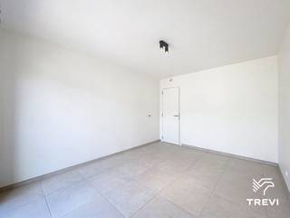 <p>Gelegen in het project Mench in Schaarbeek combineert deze nieuwbouwwoning ruimte, comfort en moderniteit in een rustige en groene woonomgeving.</p>
<p>Het project is georganiseerd rond een grote gemeenschappelijke aangelegde tuin en biedt tegelijk een uitstekende bereikbaarheid dankzij de nabijheid van openbaar vervoer, winkels en grote verbindingswegen.</p>
<p>De woning bestaat op het gelijkvloers uit een ruime en lichtrijke leefruimte met een open, volledig uitgeruste keuken, met toegang tot een buitenruimte. Een wasruimte en een gastentoilet vervolledigen dit niveau.</p>
<p>Op de verdieping vindt u drie comfortabele slaapkamers, waarvan één met balkon, evenals twee moderne badkamers. Een ideale woning voor een gezin dat op zoek is naar een nieuw, duurzaam en goed gelegen huis.</p>
<p>De energieprestaties zijn uitstekend met een EPC A, dankzij geavanceerde technische voorzieningen: warmtepomp, zonnepanelen, ventilatiesysteem met dubbele flux, vloerverwarming, kwaliteitsvolle materialen en verzorgde afwerkingen. Lage provisies. Onmiddellijk beschikbaar. Mogelijkheid om een parkeerplaats te huren tegen meerprijs (met of zonder laadpaal). Oppervlaktes worden ter indicatie opgegeven.<br /><br /></p>
<p>Indeling:</p>
<ul>
<li>Entreehal</li>
<li>Toilet</li>
<li>Wasruimte</li>
<li>Woonkamer met volledig ingerichte keuken</li>
</ul>
<p>Eerste verdieping</p>
<ul>
<li>Slaapgedeelte</li>
<li>Toilet</li>
<li>Badkamer</li>
<li>3 slaapkamers</li>
<li>Doucheruimte</li>
</ul>