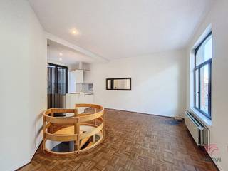 ETTERBEEK – Jachtwijk, vlakbij het Jubelpark en alle voorzieningen (openbaar vervoer en winkels). Op de 2e en 1e verdieping van een klein gebouw,...