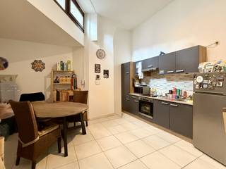 <p>Mooi appartement met 2 slaapkamers van 110 m² in een karaktervol gebouw, gelegen in het centrum van Ath.<br /><strong>Indeling:</strong> inkomhal, ruime en lichtrijke woonkamer, uitgeruste keuken met eetgedeelte, twee slaapkamers, nachthal met apart toilet, badkamer met bad en wastafel.<br />Het appartement beschikt ook over een <strong>privatieve kelder</strong>.</p><p><strong>Technisch:</strong> EPC C, dubbele beglazing, centrale verwarming op gas via een individuele ketel, elektrische installatie conform, gebouw voldoet aan de brand- en elektriciteitsnormen.</p><p><strong>Bezoeken op afspraak met IMMO BEGUIN:</strong> baptiste@immobeguin.be</p>