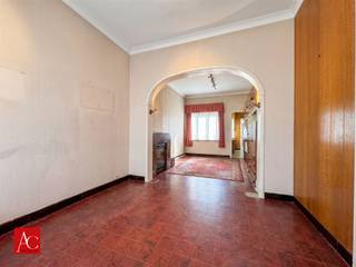<p><strong>Kom deze charmante woning in Burcht verkennen, met heel wat renovatie potentieel.</strong></p><p>Dit aantrekkelijke woonhuis biedt een perfecte basis voor wie de handen uit de mouwen wil steken. Aan ruimte en functionaliteit geen gebrek, met een <strong>bewoonbare oppervlakte van 128m² en een grondoppervlak van 225m²</strong>, vormt dit de ideale woning voor jonge gezinnen. </p><p>De eigendom beschikt over <strong>4 opmerkelijk ruime slaapkamers</strong> en <strong>1 badkamer</strong>, twee op de eerste verdieping en twee op de zolderverdieping, die overigens via een vaste trap toegankelijk is.</p><p>Het pand kenmerkt zich door zijn <strong>veelzijdigheid, de mooie tuin met groene omkadering en de uitstekende ligging - rustig en toch vlakbij de E17 en E34</strong>. </p><p>Kortom, een zeer mooie kans voor wie een woning naar eigen smaak wil verbouwen.</p><p>Contacteer ons en plan meteen uw plaatsbezoek in!</p>