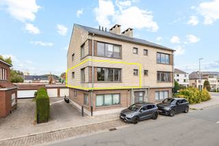 <p><span>Afspraak BEZOEKDAG TELEFONISCH via Jari Wante op 0470/21.14.82<br /><br />Op een topligging in centrum Wetteren vinden we dit lichtrijke appartement op de eerste verdieping. Het is zeer gunstig gelegen in de directe nabijheid van alle nodige voorzieningen zoals scholen, winkels en het openbaar vervoer met het station vlakbij. Bovendien geniet u van een vlotte verbinding naar de belangrijkste invalswegen.<br /><br />De indeling is als volgt: inkomhal met gastentoilet en lichtrijke leefruimte met aansluitend de keuken. Achtergelegen vinden we 2 slaapkamers en een badkamer. <br /><br />EPC: 192 kWh/ (m² jaar) – Label B</span></p><p><span>Keuring elektriciteit conform tot 2041<br />Asbestveilig</span></p><p><span>Hoogrendementsglas met PVC<br /><br />Alle documenten zijn te raadplegen op www.immo-zone.be</span></p><p><span> </span></p>
