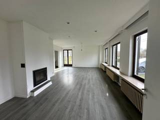 Nabij Sleidinge-Dorp en dichtbij tal van faciliteiten, bevindt deze open bebouwing zich aan de verbindingsweg tussen Sleidinge en Lembeke. Wonen...