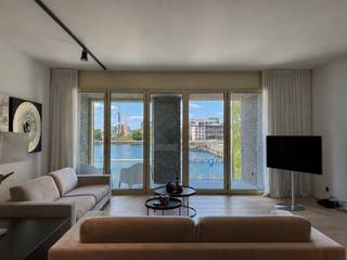 Dit ruime duplexappartement met hoogwaardige afwerking is gelegen op het Eilandje, een van de meest geliefde wijken van Antwerpen. De luxueuze afwerking is meteen voelbaar vanaf de inkomhal van het gebouw en wordt consequent doorgetrokken in het volledige appartement.<br /><br />Bij het betreden van het appartement valt onmiddellijk het ruimtegevoel op. De totale oppervlakte van het appartement is verdeeld over twee niveaus. Op de eerste verdieping bevindt zich de ruime leefruimte met open keuken. De stijlvolle maatkeuken is uitgerust met hoogwaardige toestellen en vormt het hart van de woning. Via de grote raampartij heeft u toegang tot het aansluitende terras van ca. 10 m², waar u geniet van een uniek uitzicht op het iconische MAS en de rustgevende jachthaven.<br /><br />Een interne trap leidt naar de tweede verdieping, waar het nachtgedeelte is ondergebracht. Hier bevinden zich twee ruime slaapkamers die uitkijken op de rustige Adriaan Brouwerstraat. Beide slaapkamers beschikken over een eigen stijlvolle badkamer. De eerste badkamer is uitgerust met een ligbad en inloopdouche, terwijl de tweede badkamer voorzien is van een inloopdouche.<br /><br />Een private kelderberging is begrepen in de huurprijs. <br /><br />Autostaanplaats in de ondergrondse garage bij te huren aan 160 Euro per maand.<br /><br />Gemeenschappelijke lasten: 150 Euro per maand.<br />Provisie op het verbruik van verwarming en warm water: 120 Euro per maand.<br />Koud water en elektriciteit zijn privé op te nemen door de huurder.<br /><br />Beschikbaar vanaf 1 september 2026.