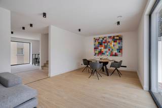 Deze nieuwbouwwoning wordt verkocht onder registratierechten, niet onder btw.<br /><br />In een rustige, verkeersluwe straat in het hart van Wijgmaal vind je deze verrassend ruime en instapklare woning. Dankzij de ligging op wandelafstand van het station van Wijgmaal is dit een ideale thuisbasis voor wie een vlotte verbinding zoekt met de stad en tegelijk wil genieten van een groene en kalme omgeving.<br /><br />Indeling van de woning:<br />Op het gelijkvloers vinden we een ruime inkomhal met mogelijkheid tot vestiaire. Op deze verdieping bevinden zich drie volwaardige slaapkamers (13,5 m², 13,5 m² en 17 m²), waarvan twee met zicht op de buitenruimte. De badkamer is modern ingericht met een inloopdouche en een wastafel. Er is een apart gastentoilet.<br /><br />Op de eerste verdieping bevindt zich het leefgedeelte, gekenmerkt door veel lichtinval en een open ruimtegevoel. De zithoek loopt naadloos over in de eetkamer en de moderne, open keuken die uitgerust is met alle toestellen. Naast de keuken is er een praktische berging/wasplaats.<br /><br />Op de bovenste verdieping vind je een veelzijdige kamer (38 m²) die perfect dienst kan doen als extra slaapkamer, thuiskantoor of hobbyruimte. Deze ruimte heeft toegang tot een prachtig terras van 29 m².<br /><br />Duurzaamheid staat hier centraal: de woning is uitgerust met vloerverwarming, een warmtepomp, ventilatiesysteem D en is voorbereid op de installatie van zonnepanelen. Het energieprestatiecertificaat (EPB) is nog in opmaak, maar een E-peil van E30 wordt verwacht.<br /><br />Tot slot is er vooraan de woning plaats om meerdere fietsen beschut te stallen.<br /><br />Wenst u graag meer informatie of een bezoek? Neem gerust contact met ons op.