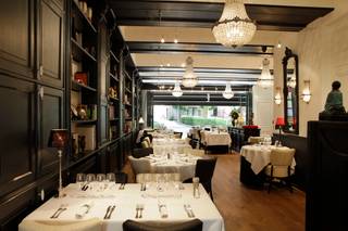 Plan your visit and register your details via the following link: https://demeester.mijnhuurprofiel.be/whise/7566212Commercial ground floor for...