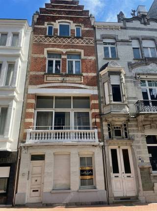 <p><span>                   Meergezinswoning met reeds vergunde plannen!!</span></p><p><span> </span></p><p><span>Gelegen in het hart van Blankenberge, biedt deze locatie vlotte toegang tot winkels, restaurants, en het prachtige strand. De structuur is ontworpen om optimaal gebruik te maken van natuurlijke lichtinval, met strategisch geplaatste ramen en een moderne architectonische stijl. </span></p><p><span> </span></p><p><span>Met ruimte voor persoonlijke aanpassingen en configuraties, heeft u de vrijheid om de ruimte geheel naar uw wens in te richten. Dit is uw kans om een pand te creëren dat zowel comfortabel als functioneel is, in een bruisende omgeving. </span></p><p><span> </span></p><p><span>Grijp deze unieke kans om een project te realiseren in een van de meest gewilde kustlocaties van België!</span></p><p><span>U bent op zoek naar een kleinschalig project op enkele stappen van zee en centrum.</span></p><p><span>Bel 050/41.55.50</span></p>