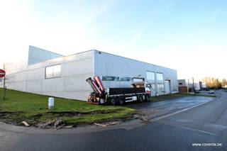 Dit in 2019 gebouwde bedrijfsgebouw heeft een oppervlakte van 775m² en een vrije hoogte van +- 6m. Gelegen in industrieklasse II.Gepolierde...