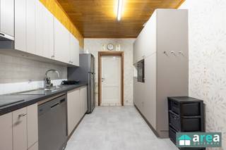 <p><span>Interessante opbrengsteigendom met 2 appartementen, 2 garages en koer op centrale ligging in Hoboken</span></p><p><span>Deze interessante opbrengsteigendom bevindt zich op een centrale locatie aan de Antwerpsesteenweg in Hoboken. Het pand bestaat uit 2 appartementen, beschikt over 2 garages en een gezellige koer, wat zorgt voor een aantrekkelijke combinatie van wooncomfort en investeringspotentieel.</span></p><p><span>Met een bewoonbare oppervlakte van ca. 223 m², biedt dit pand tal van mogelijkheden voor investeerders of kopers die op zoek zijn naar een renovatieproject met potentieel. Dankzij de gunstige ligging bevinden winkels, scholen, openbaar vervoer en belangrijke invalswegen zich in de directe omgeving.</span></p><p><span>Het gebouw beschikt over maar liefst 4 slaapkamers en 4 badkamers, wat extra flexibiliteit biedt qua indeling en gebruik.</span></p><p><span>Kortom: een opbrengsteigendom met veel potentieel op een strategische locatie!</span></p><h3><span>Grootste troeven:</span></h3><ul><li><span>Opbrengsteigendom met 2 appartementen </span></li><li><span>2 garages inbegrepen </span></li><li><span>Gezellige koer aanwezig </span></li><li><span>Bewoonbare oppervlakte van ca. 223 m² </span></li><li><span>4 badkamers aanwezig </span></li><li><span>Centrale ligging nabij winkels, scholen en openbaar vervoer </span></li><li><span>Ideaal renovatieproject met potentieel </span></li></ul><h3><span>Indeling:</span></h3><p><span>Gelijkvloers / gemeenschappelijke delen:</span></p><ul><li><span>Toegang tot garages </span></li><li><span>Koer </span></li><li><span>Polyvalente ruimte</span></li><li><span>Keuken </span></li><li><span>Berging</span></li></ul><p><span>Appartement 1:</span></p><ul><li><span>Leefruimte </span></li><li><span>Keuken </span></li><li><span>Badkamer</span></li><li><span>Slaapkamer 1 met badkamer</span></li><li><span>Slaapkamer 2</span></li></ul><p><span> </span></p><p><span>Appartement 2:</span></p><ul><li><span>Leefruimte </span></li><li><span>Keuken </span></li><li><span>Badkamer</span></li><li><span>Slaapkamer 1 met badkamer</span></li><li><span>Slaapkamer 2</span></li></ul><p><span> </span></p><p><span>Voor meer informatie kan u terecht bij Area Partners. INFO@area.be of 03/284.60.60</span><span> </span></p><p><span> </span></p>