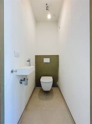 <h1><span>Nieuwbouwappartement in de residentie 'Kasteelvijver' te Langemark.</span></h1><h1><span> </span></h1><h1><span>Dit appartement bevindt zich op het </span><span>gelijkvloers</span><span> en beschikt over een </span><span>bewoonbaar oppervlakte</span><span> van </span><span>74,85m² </span><span>met een </span><span>terras </span><span>van </span><span>6,87m²</span><span>.</span></h1><h1><span> </span></h1><h1><span>Indeling</span><span>: </span></h1><h1><span>Ruime </span><span>inkomhal/nachthal</span><span>, </span><span>open keuken</span><span> en </span><span>leefruimte </span><span>met zicht naar buiten en toegang tot het </span><span>terras.</span><span> Aanpalend aan de keuken bevindt zich de </span><span>berging/wasplaats.</span></h1><h1><span>Verder is er nog een </span><span>gastentoilet</span><span>, </span><span>badkamer met</span><span> inloopdouche en dubbele lavabo en een </span><span>slaapkamer</span><span>.</span></h1><h1><span> </span></h1><h1><span>Er is tevens een </span><span>kelderberging</span><span> bij te kopen, alsook mogelijkheid tot aankopen van </span><span>ondergrondse staanplaats.</span></h1><h1><span> </span></h1><h1><span>De </span><span>warmwaterproductie</span><span> en de </span><span>vloerverwarming</span><span> zal opgewekt worden door een bodem/water </span><span>warmtepomp met ingebouwde boiler.</span><span> De warmte wordt uit de grond gehaald via </span><span>geothermie.</span></h1><h1><span>Doorheen het appartement is er </span><span>ventilatiesysteem D </span><span>(mechanische toevoer en afvoer) voorzien.</span></h1><h1><span>Het appartement beschikt tevens over</span><span> zonnepanelen</span><span> (760Wp) wat het bovendien uiterst zuinig maakt!</span></h1><p><span> </span></p>
