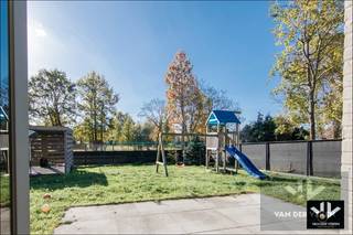 <strong><u>Moderne Gezinswoning aan de rand van de natuur</u> </strong><br /><br /><strong><u>TROEVEN </u></strong><br /> 
<ul>
	<li>Recente open bebouwing dd. 2013 grenzend aan <strong>natuurgebied</strong>, tegenover speeltuin de Kwaakvos</li>
	<li><strong>Energielabel A – 37 kwh/m2 </strong></li>
	<li>Mooie perceelsoppervlakte van 7 are 97 ca</li>
	<li>3 slaapkamers, open leefruimte met zicht op de tuin ( en ruimte voor een thuiswerkantoortje in de vide )</li>
	<li>Vloerverwarming in de hele woning, ventilatie D én warmtepomp / Airco</li>
</ul>
Deze moderne en instapklare woning heeft een logische indeling met op het gelijkvloers de inkomhal met vestiaire en toilet, de ruime woonkamer met de praktische en volledig uitgeruste keuken.<br /><br />Grenzend aan de keuken heb je de zeer ruime wasplaats/berging en verder nog een aparte technische ruimte met een eigen buitendeur, altijd handig voor fiets of brommer.<br />De zeer grote raampartijen in de leefruimte zorgen voor een maximum aan lichtinval en geven toegang tot het terras en de volledig omheinde achtertuin.<br />Via de trap vanuit de inkomhal komen we op het verdiep met centraal de overloop met ruimte voor een bureel. Hier tellen we 3 slaapkamers, een badkamer met douche en ligbad en een apart toilet.<br />Extra bergruimte is er in het vrijstaand tuinhuis met een overdekt zitgedeelte en een afsluitbare tuinberging.<br /><br />De woning is voorzien van een installatie met <u><strong>zonnepanelen</strong></u>, <strong><u>airconditioning</u></strong>, <strong><u>vloerverwarming </u></strong>en <u><strong>zonwering </strong></u>aan de zuidzijde.<br /><br />Een buitenkans op een toffe gezinswoning in een bosrijke en rustige omgeving.<br /><br />Interesse gewekt ?  Laat je gegevens achter of contacteer ons, wij leiden je graag persoonlijk rond. <br /> 