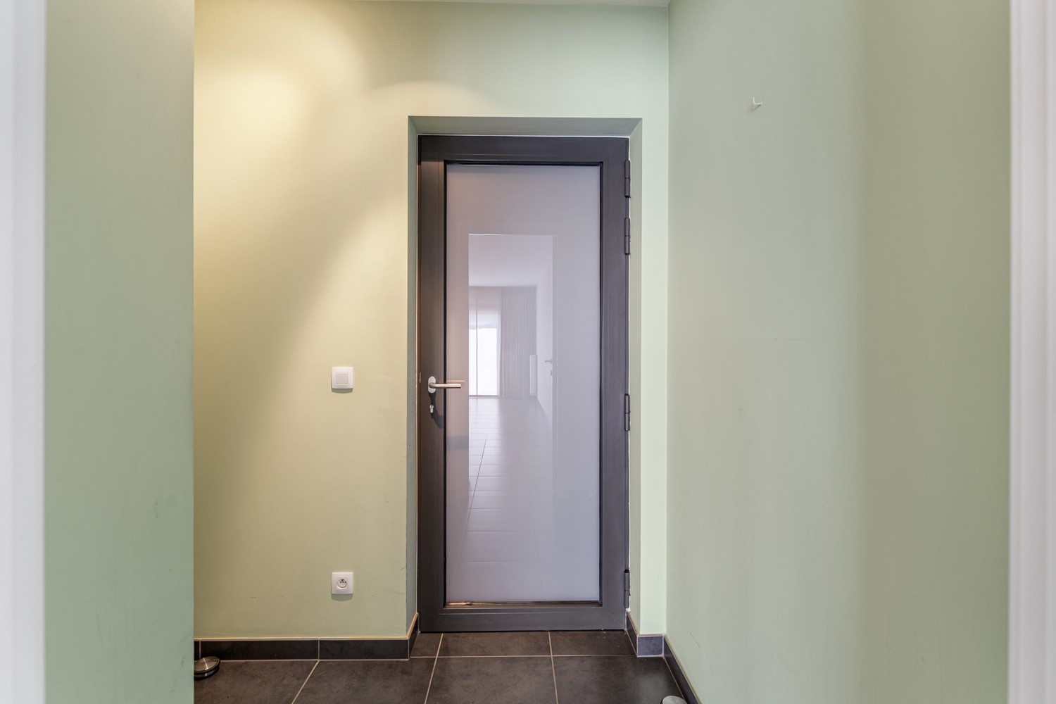 Instapklaar gelijkvloers appartement met 1 slaapkamer, zonnig terras en ondergrondse autostaanplaats te Wezemaal ! - foto 3