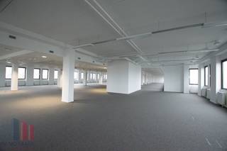 Strategisch gelegen kantoorruimte te huur van 800 m², met een top verbinding vlakbij de <strong>Brusselse Ring</strong> en de <strong>E19</strong>. Dankzij deze ligging is het centrum van Brussel vlot bereikbaar. Ook het <strong>openbaar vervoer </strong>uitstekend bereikbaar: station Brussel-Zuid op slechts 5 minuten afstand en een bushalte aan de ingang van het business park.<br /><br />De kantoren maken deel uit van het <strong>Paepsem Business Park</strong>, een kwalitatieve kantorensite bestaande uit 6 bedrijfsgebouwen. Het aanbod omvat zowel klassieke kantoorruimtes als kantoren gecombineerd met magazijnruimte, waardoor diverse invullingen mogelijk zijn. De gebouwen bevinden zich in een groene omgeving en zijn uitgerust met alle <strong>basisvoorzieningen</strong>, waaronder airconditioning, LED-verlichting en zonnewering. Tevens beschikt de site over een zeer <strong>gunstige parkeerratio</strong>.<br /><br />De flexibele ruimtes kunnen volledig <strong>aangepast en ingericht worden volgens uw wensen</strong> en noden. Waar mogelijk kan bovendien ruimte op maat worden gecreëerd. <br /><br />Contacteer <strong>PANORAMA B2B</strong> voor bijkomende inlichtingen, plannen of een vrijblijvend plaatsbezoek <strong>0477 09 00 09</strong>.