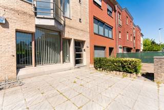 <p>Op zoek naar een inspirerende werkplek met net dat tikkeltje extra? Dit lichtrijke kantoor van ca. 90 m² combineert comfort, functionaliteit en een aangename werkomgeving.</p><p>De open ruimte baadt in natuurlijk licht en zorgt voor een ruimtelijk gevoel, terwijl de twee aparte kantoorruimtes perfect zijn voor vergaderingen of geconcentreerd werken. De praktische kitchenette en het aparte toilet bieden extra gebruiksgemak.</p><p>Een absolute troef is de gezellige tuin van maar liefst 102 m², met een combinatie van gras en terras; ideaal om tijdens de middagpauze even te ontspannen en te genieten van het zonnetje! ;)<br />Daarnaast beschikt het pand over een oprit en een kelder die perfect kan dienen als opslagruimte of voorraadruimte.<br />Gelegen op een vlot bereikbare locatie, is dit kantoor makkelijk toegankelijk voor zowel medewerkers als klanten.</p><p>Kortom, de ideale combinatie van een professionele werkplek en een aangename omgeving!</p><p>Wenst u meer informatie of had u graag een bezichtiging gewenst? info@markasa.be of 03/827.72.92</p>