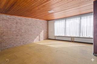 <p>Deze karakteristieke open bebouwing in bungalowstijl uit 1968 biedt een unieke kans voor wie op zoek is naar ruimte, karakter en potentieel. <br /><br />De woning valt meteen op door haar kenmerkende daklijn en de overvloedige lichtinval, die zorgt voor een aangename en open sfeer.</p><p>Hoewel de woning een grondige renovatie vereist, schuilt hierin net haar grootste troef: de mogelijkheid om ze volledig naar eigen smaak en hedendaagse normen te transformeren. Dankzij de solide basis en het doordachte ontwerp zijn de mogelijkheden hier eindeloos.</p><p>Gelegen op een ruim perceel geniet u van een prachtige, groene tuin met landelijk uitzicht. Tegelijk bevindt u zich op een uiterst centrale locatie, vlakbij het centrum van Sint-Niklaas, met alle voorzieningen binnen handbereik.</p><p>De vlotte verbinding naar de E17 maakt deze woning bovendien bijzonder interessant voor pendelaars.</p><p>Kortom, een eigendom met karakter en potentieel, ideaal voor wie droomt van een renovatieproject op een topligging.</p>