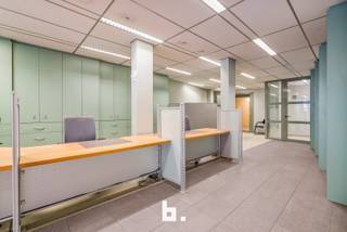 Dit centraal gelegen kantoor (171 m²) met 3 private parkeerplaatsen deed voorheen dienst als bankkantoor.Het pand beschikt over een ingang vooraan en...