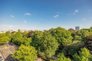 <p><span>ANTWERPEN - Stadspark - Van Eycklei 29:</span><span> Licht en stijlvol hoekappartement met uniek zicht over het Stadspark en met garagebox.</span></p><p><span> </span></p><p><span>BESCHRIJVING:</span></p><p><span> </span></p><p><span>Schitterend appartement op de 7° verdieping van een goed onderhouden gebouw.</span></p><p><span>Inkom via gepantserde deur. </span></p><p><span>Zeer lichtrijke leef- en eetruimte van ca 55 m</span><span><sup>2</sup></span><span> op mahonie parketvloer met een wijds panoramisch zicht over het Stadspark. </span></p><p><span>De keuken is zeer stijlvol en volledig uitgerust met een warme, authentieke uitstraling. Ze beschikt over talrijke ingemaakte kasten en een dubbele spoelbak in beschilderd Italiaans porselein. </span></p><p><span>Daarnaast is de keuken voorzien van de nodige toestellen, waaronder een inductiekookplaat met dampkap, ingebouwde vaatwasser, koelkast en diepvriezer van het kwaliteitsmerk Miele, en een ingebouwde stoomoven van Imperial. </span></p><p><span> </span></p><p><span>Apart gastentoilet met handwasser.</span></p><p><span> </span></p><p><span>Achteraan het appartement zijn er 2 slaapkamers van ca 33m² en 10m</span><span><sup>2</sup></span><span> op parket.</span></p><p><span>De masterbedroom grenst aan de luxe badkamer die beschikt over een jacuzzibad met waterontkalker, een dubbele lavabo met marmeren blad en een toilet. </span></p><p><span>Derde kamer (ca 10 m</span><span><sup>2</sup></span><span>) wordt momenteel benut als wasruimte.</span></p><p><span> </span></p><p><span>Aparte douchekamer met stoomdouche en lavabomeubel.</span></p><p><span> </span></p><p><span>Privatieve kelder inbegrepen.</span></p><p><span>Garagebox op het gelijkvloers met automatische poort mee aan te kopen aan 30.000 €.</span></p><p><span> </span></p><p><span> </span></p><p><span>BIJZONDERHEDEN:</span></p><p><span> </span></p><p><span>* Alarm aanwezig</span></p><p><span>* Lift in het gebouw</span></p><p><span>* Privatieve kelderberging</span></p><p><span>* Garagebox met automatische poort</span></p><p><span>* De vaste kosten bedragen ca. 360 €/maand (inclusief verwarming, water, onderhoud, lift, beheer, brandpolis,...). Er is een reservefonds aanwezig.</span></p><p><span> </span></p><p><span> </span></p>