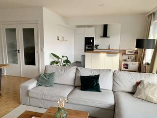 3-slaapkamer hoekappartement volledig gerenoveerd in 2021<br /><br />Prachtig gerenoveerd ruim(117m2!) hoekappartement met veel lichtinval<br />Gelegen aan de achterkant met zicht op Antwerpen<br />Dit instapklare appartement bevindt zich op een toplocatie in een groene omgeving, vlakbij invalswegen en openbaar vervoer. Sorteerstraatje voor de deur en bushalte nabij! Rechtover bos en plage op wandelafstand!<br /><br />Centrale verwarming op aardgas(gem. kosten)<br />Dubbel glas<br /><br />Belangrijkste ruimtes:<br />Keuken<br />- Nieuw 2021<br />- Open keuken met eiland<br />- Hyper-geïnstalleerd (Electrolux): vaatwasser, microgolfoven, oven, koelkast, diepvriezer<br />- Kookfornuis is inductie, 4 pitten<br /><br />Badkamer<br />- Nieuw 2021<br />- Inloopdouche met rainshower<br />- Meubel met dubbele lavabo<br />- Toilet<br /><br />Inkom<br />- Ruime inkomhal met vestiairekast en extra kast voor spullen op te bergen<br />- Ruim toilet met handenwasser, met aansluiting voor wasmachine en droogkast<br /><br />Leefruimte<br />- Grote, open leefruimte<br />- Parket – gerenoveerd 2021, mat vernist<br />- Leefruimte kan van inkomhal gescheiden worden door glazen deur.<br /><br />Slaapkamer 1 (18m2), slaapkamer 2(10m2), slaapkamer 3 (8,3m2)<br /><br />Zeer groot terras van 10m2, oostgericht<br /><br />Garagebox op begane grond optioneel (+30.000€)<br /><br />Kelder bergruimte 5m2 inbegrepen<br /><br />Grote privétuin, enkel te gebruiken door bewoners en hun bezoekers.<br />Speeldeel en groene zone<br />Perfect onderhouden<br />Zitbanken<br /><br />Geen makelaar gewenst!