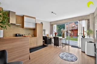 <p><span>Gelijkvloers appartement met tuin te Mortsel!</span></p><p><span>Indeling gelijkvloers appartement met tuin</span><span>: <br />We betreden het appartement via de privatieve inkom en komen vervolgens in de lichtrijke woonkamer met zicht op de tuin. In de tuin bevindt zich bovendien een ruim atelier.<br />Verder vinden we de open keuken, volledig uitgerust met alle comfort.</span></p><p><span>In de nachthal bevinden zich een apart toilet en een berging.</span></p><p><span>Aan de voorzijde van de woning ligt de eerste slaapkamer met open badkamer, bestaande uit een bad en een badkamermeubel.<br />Via de hal bereiken we de trap die leidt naar de tweede slaapkamer op de bovenverdieping.</span></p><p><span> </span></p><p><span>Nuttige informatie:</span></p><ul><li><span>EPC: 189 Kwh/(m²/jaar) LABEL B</span></li><li><span>P-score = Klasse A</span></li><li><span>G-score = Klasse A</span></li></ul><p><span> </span></p><p><span>Stedenbouwkundige inlichtingen in aanvraag.</span></p><p><span> </span></p><p><span>Voor een bezoek ter plaatse kan u ons contacteren op het nummer 03 449 42 41 of mail ons via <span>hallo@habicom.be</span></span></p><p><span> </span></p>