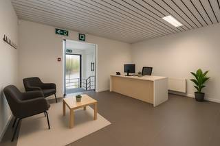 Ontdek dit veelzijdige bedrijfsgebouw, gelegen nabij het cultureel centrum "De Herbakker" en slechts een steenworp verwijderd van de markt van...