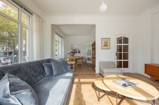 <p><span><strong>ANTWERPEN - Stadspark:</strong><span> Prachtig appartement met 3 slaapkamers en terras </span></span></p><p><span><span> </span></span></p><p><span><span>Dit prachtige, volledig vernieuwd hoekappartement is gelegen op de 1° verdieping van een goed beveiligd en verzorgd gebouw op een toplocatie aan het Stadspark.</span></span></p><p><span><span> </span></span></p><p><span><span>BESCHRIJVING:</span></span></p><p><span><span> </span></span></p><p><span><span>Bij het betreden van het appartement komt u in een open inkomhal die aansluit op een ruime en aangename leefruimte met living en eethoek.</span></span></p><p><span><span>De vernieuwde keuken is volledig uitgerust met onder meer een vaatwasser en koelkast en biedt toegang tot een knus terras aan de achterzijde.</span></span></p><p><span><span>Het appartement beschikt over drie volwaardige slaapkamers, elk voorzien van ingemaakte kasten.</span></span></p><p><span><span>De stijlvol afgewerkte badkamer beschikt over een ruime inloopdouche en twee wastafels.</span></span></p><p><span><span>Daarnaast is er een apart gastentoilet met lavabo.</span></span></p><p><span><span> </span></span></p><p><span><span>Handige kelderberging.</span></span></p><p><span><span> </span></span></p><p><span><span>BIJZONDERHEDEN:</span></span></p><p><span><span> </span></span></p><p><span><span>- Prachtig volledig vernieuwd appartement op parket</span></span></p><p><span><span>- Gemeenschappelijke kosten: 300€/ maand (provisie voor water, verwarming, elektriciteit gemene delen, lift, ...)</span></span></p><p><span><span> </span></span></p><p><span><span> </span></span></p><p><span><span> </span></span></p>