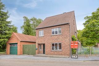 Uniek geheel in Zepperen, het dorp met de meeste voorzieningen op het grondgebied Sint-Truiden. Ruime woning, 186m² woonruimte met 4 slaapkamers en veranda om het ganse jaar te genieten van de tuin. De verwarming gebeurt op gas hoogrendementsketel, de ramen zijn PVC dubbel, het dak is geïsoleerd, er liggen 16 zonnepanelen met certificaten ad 350,00 euro, ... en toch een EPC-label E maar dat is enkel te wijten aan het polycarbonaat dak van de veranda, dus indien gewenst vervang het dak van de veranda en je zit reeds aan een D label. De absolute troeven van deze eigendom zijn de rustige ligging, perceel meet 40 m breed aan de straatkant en vooral het bijgebouw bestaande uit een ruime garage, 3 bergingen en een oven, kan zowel professioneel als voor hobby's gebruikt worden. Wil je dit unieke aanbod komen verkennen, mail of bel ons even en we gaan ter plaatse.