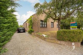 <p><span>Êtes-vous à la recherche d'une maison spacieuse avec de nombreuses possibilités, un excellent emplacement et la possibilité de vivre de plain-pied ? Alors cette propriété mérite certainement une visite ! </span></p><p><span> </span></p><p><span>Cette maison bien entretenue offre pas moins de </span><span>218 m² de surface habitable</span><span> sur un </span><span>terrain ensoleillé orienté à l'ouest de 563 m²</span><span>. Grâce à l'agencement réfléchi, cette maison est parfaitement adaptée aux grandes familles, aux travailleurs à domicile ou à ceux qui recherchent de l'espace supplémentaire. </span></p><p><span> </span></p><p><span>En entrant dans la maison, vous découvrez une </span><span>cave spacieuse et sèche</span><span>, idéale comme espace de stockage ou cave à loisirs. De plus, la maison dispose de plusieurs espaces de rangement pratiques et d'un </span><span>garage intérieur</span><span>. </span></p><p><span> </span></p><p><span>Le rez-de-chaussée offre tout le confort pour vivre toute une vie. Vous y trouverez une </span><span>salle de bains entièrement équipée</span><span> avec baignoire, douche, lavabo et toilettes, ainsi que </span><span>trois chambres à coucher spacieuses</span><span>. La </span><span>cuisine fonctionnelle</span><span> offre toutes les commodités nécessaires et peut, si vous le souhaitez, être rafraîchie à votre goût. La pièce maîtresse est sans aucun doute la </span><span>très vaste espace de vie</span><span> avec un coin bureau confortable. </span></p><p><span> </span></p><p><span>L'étage offre encore une énorme valeur ajoutée. Ici, il est possible de créer </span><span>deux à trois chambres spacieuses supplémentaires</span><span> ou un espace de loisir et de travail. Cet étage a déjà été partiellement rafraîchi dans le passé et constitue la base idéale pour être terminé selon vos propres envies. </span></p><p><span> </span></p><p><span>L'</span><span>emplacement</span><span> est également un atout majeur. La maison est située dans une </span><span>rue calme à faible circulation</span><span>, tandis que toutes les commodités quotidiennes se trouvent à courte distance. Les magasins, les écoles, la </span><span>gare de Wezemaal</span><span> et l'</span><span>entrée de l'autoroute</span><span> sont facilement accessibles, ce qui assure une combinaison idéale de tranquillité et d'accessibilité. </span></p><p><span> </span></p><p><span> </span></p><p><span>Vous vous demandez si cette maison spacieuse à Wezemaal est faite pour vous ? Contactez-nous rapidement à info@immolivit.be ou 016 15 31 15.</span><span> </span></p>