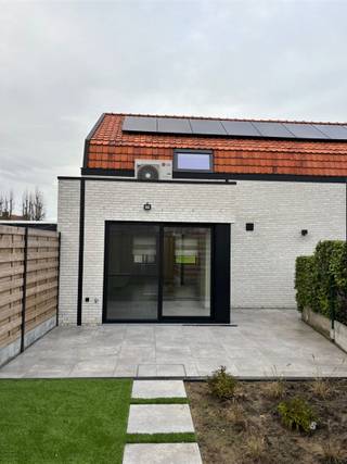 In het centrum van Poperinge treffen we deze prachtige nieuwbouw aan. De eigendom werd afgewerkt met oog voor detail. We betreden de parel via...