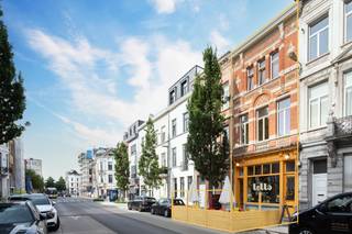<p>Op een absolute toplocatie in Antwerpen-Zuid, tussen de Leien en de Leopold de Waelplaats, bevindt zich dit indrukwekkende burgerhuis. De Graaf van Hoornestraat geniet van een uitzonderlijk gegeerde ligging, op wandelafstand van het KMSKA, de Lambermontplaats, het Zuidpark en de Marnixplaats. Een bruisende omgeving waar gastronomie, cultuur en architectuur elkaar moeiteloos versterken.</p>
<p>Dit eclectische winkelhuis met zijn karakteristieke rode bakstenen gevel werd in 2019 grondig gerenoveerd, waarbij de authentieke elementen met veel respect werden behouden. Het pand is ingedeeld in een commerciële ruimte op het gelijkvloers en een smaakvol gerenoveerd triplexappartement op de bovenliggende verdiepingen.</p>
<p>De handelsruimte, herkenbaar aan de opvallende gele winkelpui, wordt momenteel uitgebaat als de Marokkaanse ontbijt- en lunchzaak "Lella". Zowel aan de voorzijde als achteraan beschikt de zaak over aangename buitenruimtes: een terras aan de straatzijde en een sfeervolle patio van ca 24 m², ideaal als verlengstuk van de handelszaak. De kelder biedt bovendien praktische stockageruimte.</p>
<p>Via een aparte inkom bereikt u het bovenliggende triplexappartement, waar hedendaags wooncomfort hand in hand gaat met authentieke charme. De gezandstraalde houten trap leidt naar de eerste verdieping met een ruime en lichtrijke leefruimte en een volledig geïnstalleerde keuken. Aansluitend bevindt zich een gezellig terras waar u in alle rust van de avondzon kunt genieten. Enkele trapjes lager bevindt zich een eerste slaapkamer met een ensuite badkamer, uitgerust met een douche, lavabo en toilet.</p>
<p>De tweede verdieping is gelijkaardig ingedeeld en beschikt over een tweede leefruimte met een ingemaakte bureau en een aansluitend terras dat zorgt voor extra lichtinval. Ook hier bevindt zich, enkele treden lager, een ruime slaapkamer met ensuite badkamer.</p>
<p>De dakverdieping vervolledigt het appartement met twee volwaardige slaapkamers en een derde badkamer, uitgerust met een douche, lavabo, toilet en aansluitingen voor een wasmachine en droogkast.</p>
<p>Dit uitzonderlijk veelzijdige eigendom combineert karakter, ruimte en een uitstekende ligging. Dankzij de huidige stabiele verhuur vormt het een interessante opbrengsteigendom, terwijl het eveneens perfect geschikt is voor wie wonen en ondernemen wil combineren op een van de meest gegeerde locaties van Antwerpen.</p>
<p>Een unieke opportuniteit voor liefhebbers van karaktervolle panden met tal van mogelijkheden, in het hart van Antwerpen-Zuid.</p>