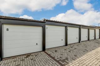 <p><span>Via de camera’s ter plaatse hebt u als eigenaar zicht op de nieuwe, waterdoorlatende oprit. De huurders betalen 130 euro per garagebox. nieuwe sectionale poort (Hörmann). Het nieuwe dak met 4 cm isolatie en automatische verlichting met bewegingsmelder, verhogen het gebruikscomfort. De garages zijn bijna 2,8 meter breed bij 5,20 meter diep. Ze worden vooral gebruikt voor het stallen van voertuigen en beschikken over een nieuwe sectionale poort (Hörmann). Met het oog op de toekomst liggen er koperen elektriciteitsleidingen tot in iedere garage. Wie besluit een laadpaal te zetten, kan daardoor elektrisch opladen. De garages in de Van Fraechemstraat +15 liggen in een blauwe parkeerzone. De parkeerdruk in de omgeving is vrij hoog en neemt toe. Volgens het Vlaams Gewest steeg de bevolking in Machelen met ongeveer 17,2% tussen 2011 en 2021. Het rendement van deze verhuurde boxen beloopt nu 4,05%. De maandelijkse algemene kosten belopen nu 5,4 euro per box per maand, inclusief elektriciteit, onderhoud en verzekering.</span></p><p><span> </span></p>