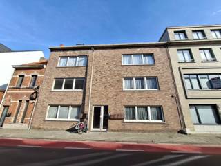 Gelegen in het hart van Sint-Niklaas, op Brugsken 48, bevindt zich dit recent gerenoveerde appartement op de 2e verdieping van een verzorgd gebouw.

De woning beschikt over een grote, lichtrijke living, een halfopen keuken, twee volwaardige slaapkamers, een technische ruimte/waskamer en een gezellig terras. Dankzij de slimme indeling en moderne afwerking geniet je hier van alle comfort op een toplocatie.

Extra troeven: energiezuinig (EPC B), meters zijn individueel, en alles bevindt zich op wandelafstand van winkels, openbaar vervoer en het stadscentrum.

De huurprijs bedraagt €1250/maand, nutsvoorzieningen zijn apart.

Interesse in een bezichtiging? Neem gerust contact op voor meer info of een afspraak.