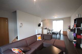 Dit toffe duplex appartement is gelegen op de 1ste en 2de verdieping van het gebouw. Het is bereikbaar met de trap of lift.Aangename leefruimte met...