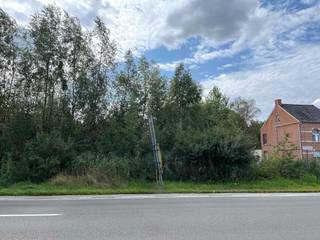 Een perceel bouwgrond voor open bebouwing en gelegen op 8a 34ca met een straatbreedte van 19,51m. Het perceel is gelegen in woongebied met...