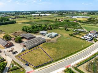 <p><span>Knap perceel grond voor open bebouwing, gelegen op een gunstige locatie te Putte.</span></p><p><span> </span></p><p><span>Dit mooie, perfect zuidwest georiënteerde perceel met oppervlakte 823 m² biedt de mogelijkheid om een eigen woning te ontwerpen met volgende vormvereisten: voorgevel +- 13m, bouwdiepte maximaal 17m op het gelijkvloers.</span></p><p><span> </span></p><p><span>De grond is uiterst gunstig gelegen in een landelijke omgeving nabij het dorpscentrum van Putte, met scholen, winkels en openbaar vervoer op fietsafstand. Een vlotte bereikbaarheid is gegarandeerd dankzij de centrale ligging.</span></p><p><span> </span></p><p><span>Vrijblijvende informatie te verkrijgen via 015/755 444 of info@immovercammen.be .</span></p><p><span> </span></p>