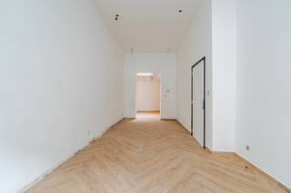 <p>In een rustige, kindvriendelijke straat tussen Park Spoor Noord en het Eilandje ligt deze totaal gerenoveerde woning, perfect voor gezinnen die stadsleven willen combineren met ruimte en comfort. De Jan Palfijnstraat is een echte verborgen parel: weinig verkeer, maar wél vlak bij scholen, speeltuinen, winkels en openbaar vervoer. Bovendien sta je zo in het historische centrum of op de Ring.<br />Achter deze gevel schuilt een verrassend ruime woning die volledig werd vernieuwd met oog voor detail.<br /><br />Indeling:<br />De inkomhal leidt naar een lichtrijke leefruimte met hoge plafonds en warme parketvloeren, ideaal voor quality time met het gezin. De open keuken achteraan is volledig uitgerust, met moderne toestellen – ideaal voor wie houdt van koken in een gezellige setting.<br /><br />Op de tussenverdieping vind je een stijlvolle badkamer met inloopdouche, toilet en wastafel. Zowel op de eerste als tweede verdieping bevinden zich telkens twee volwaardige slaapkamers – perfect als kinderkamers, ouderlijke slaapkamer of bureau.<br /><br />Deze woning biedt niet alleen ruimte, maar ook rust en duurzaamheid. Alles werd afgewerkt met kwaliteitsmaterialen en is volledig instapklaar. Een ideale thuisbasis voor jonge of groeiende gezinnen in één van de leukste buurten van Antwerpen.</p>