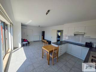 Dit appartement met 1 slaapkamer op de bovenverdieping is gelegen in het centrum van Tongeren-Borgloon. <br /><br />U komt binnen in een hal, waar zich links een aparte berging bevindt. Verder komt u in de leefruimte met open keuken. Van hieruit kan u via een raam ook naar het balkon met mooi uitzicht. Vanuit de leefruimte is er nog een extra hal die toegang biedt tot de slaapkamer, badkamer en een apart toilet.