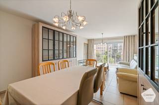 Dit twee slaapkamer appartement gelegen in <strong>hartje</strong> <strong>Blankenberge</strong> heeft een <strong>uitstekende</strong> <strong>locatie</strong> vlakbij het strand en openbaar vervoer.<br /><br />Bij het binnenkomen bevindt zich aan de linkerzijde de <strong>lichtrijke</strong> <strong>leefruimte</strong> met volledig <strong>geïnstalleerde</strong> <strong>open</strong> <strong>keuken</strong>. Via de leefruimte is er rechtstreekse toegang tot het <strong>zuidgericht</strong> <strong>terras</strong> waar u een fantastisch <strong>zicht</strong> heeft over de <strong>Grote</strong> <strong>Markt</strong>. Naast de keuken is een kleine <strong>berging</strong> met <strong>mogelijkheid</strong> voor het <strong>aansluiten</strong> van een <strong>wasmachine</strong>. Aan de achterzijde van het appartement bevinden zich <strong>twee</strong> <strong>ruime</strong> <strong>slaapkamers</strong> beiden voorzien van dubbele beglazing met PVC omkadering. Verder beschikt het appartement nog over een <strong>badkamer</strong> met <strong>ligbad</strong> en enkele lavabo. <br /><br />De eigenaar biedt u tevens de <strong>mogelijkheid</strong> tot het <strong>aankopen</strong> van een <strong>staanplaats</strong> in het gebouw. Het appartement wordt <strong>gemeubeld</strong> verkocht wat tevens een fiscaal voordeel biedt.<br /><br />Het appartement wordt <strong>individueel</strong> <strong>verwarmd</strong> op gas en beschikt over een <strong>conforme</strong> <strong>elektrische</strong> <strong>keuring</strong> en een <strong>EPC</strong> met <strong>A</strong>-<strong>score</strong>. Het appartement is gelegen op de <strong>derde</strong> <strong>verdieping</strong> in een gebouw daterende uit het jaar <strong>2010</strong>. Het appartement is bereikbaar via de <strong>lift</strong>.