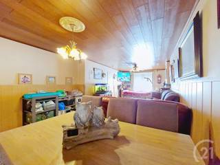 Instapklare woning met 3 slaapkamers te koop!Je komt de woning binnen via de inkomhal. Aansluitend heb je een ruime leefruimte. De keuken met...