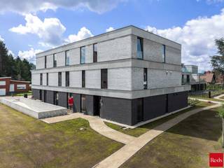 <span>LAATSTE APPARTEMENTEN. <br /><br />Nieuwbouwproject 'T Zand, gelegen in het centrum van Zandhoven, biedt ruime en stijlvol afgewerkte appartementen met zuid georiënteerde terrassen en parkeergelegenheid. De energiezuinige en duurzame appartementen laten veel natuurlijk daglicht binnen en zijn uitgerust met duurzame technieken (warmtepomp, vloerverwarming- en koeling, ventilatiesysteem D, ...). <br />Bovendien kunnen de bewoners vanuit Zandhoven zich gemakke</span>lijk verplaatsen naar de stadscentra van Antwerpen en Lier en is de dorpskern van Zandhoven vlakbij. <br /><br />Residentie 't Zand zal bestaan uit 22 appartementen, allen met terras, met een oppervlakte variërend tussen 79 en 169 m². Alle appartementen zullen gekenmerkt worden door vooruitstrevendheid en kwaliteit. <br />Ons cliënteel heeft bij de inrichting van de app bovendien nog veel keuzevrijheid waardoor elk app uniek wordt. Bovendien zal het E-peil van deze appartementen maximum 20 bedragen waar<span>door U kan genieten van een korting op de onroerende voorheffing</span><span>! </span>Een staanplaats en berging in de ondergrond dient mee aangekocht te worden.<br /><br />Info en verkoop:<br />De verkoop geschiedt onder BTW op het constructieaandeel en registratierechten op grondaandeel, onder de voorwaarden van de wet Breyne. Voor meer info of een verkennend gesprek, contacteer Karin 0486/97 84 27 of karin@reds.be