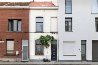 Instapklare woning bij UZ Gent en Miljoenenkwartier, tuin & veel berging – EPC B<br /><br />LIGGING De invalswegen E17, E40, N60 en R40 zijn vlot bereikbaar, zonder dat dit ten koste gaat van de rust. Station Gent-Sint-Pieters ligt op 4 minuten fietsen of 16 minuten te voet. Het historisch centrum, de campussen van UGent, UZ Gent en de Gentse hogescholen zijn eveneens op enkele minuten fiets- of wandelafstand (mobiscore 9.4).<br /><br />INDELING De afgewerkte inkomhal is voorzien van ingewerkte kasten, kapstokken en bergruimte in de hoogte, met ook nog plaats voor een fiets. Aansluitend zijn er de uitgeruste keuken, eetplaats en een lichtrijke living die uitgeeft op de tuin, aangevuld met een gastentoilet. Op de eerste verdieping vindt u een overloop met ingemaakte kasten, een ruime badkamer met bad & douche en een eerste slaapkamer met uitzicht op een groendak. De hoge plafonds op het gelijkvloers en de eerste verdieping geven de woning een ruimtelijk gevoel. De tweede verdieping telt een tweede ruime slaapkamer en een derde kamer, vandaag ingericht als dressing maar ook bruikbaar als kinderkamer of bureau.<br /><br />BERGING Naast de vele ingemaakte kasten doorheen de woning is de opbergruimte uitzonderlijk voor een stadswoning. Kelder, zolder en een afgewerkte wasplaats achteraan de tuin die ook ruimte biedt voor tuinmateriaal komen daar nog bovenop.<br /><br />TUIN Als extra troef is er ook de zonnige tuin van circa 30 m² waar het aangenaam vertoeven is tussen het groen.<br /><br />Troeven op een rij<br />• Instapklaar, 3 slaapkamers<br />• Energiezuinig: EPC B<br />• Hoge plafonds op gelijkvloers en eerste verdieping<br />• Groene en zonnige stadstuin (~30 m²)<br />• Praktische bergruimte doorheen de woning<br />• Rustige ligging met uitstekende bereikbaarheid<br /><br />Voor meer informatie of een bezoek, mail naar uilkensstraat10@outlook.com of bel +32 471 09 97 73 (enkel tussen 16u-20u).<br /><br />Geen immo.<br />Vermelde oppervlakten zijn louter informatief en niet gebonden. De vermelde prijs is een richtprijs en houdt geen bindend aanbod in.