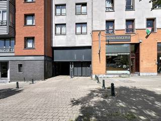 <p>Informatie en bezichtigingen: +32 2 315 51 71</p>
<p>We Invest biedt u een parkeerplaats te koop aan op niveau -1 van een gebouw.</p>
<p>Deze parkeerplaats is gemakkelijk bereikbaar en beveiligd, en is bij uitstek geschikt voor omwonenden of mensen die in de buurt werken, met name dankzij de uitstekende ligging recht tegenover het Ziekenhuis van Elsene.</p>
<p>Deze parkeerplaats ligt in een gewilde wijk en is uitstekend bereikbaar.</p>
<p>Per direct beschikbaar.</p>