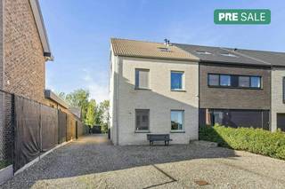 Bent u op zoek naar een energiezuinige woning met veel ruimte, privacy en mogelijkheden? Dan is deze woning, gelegen aan de Waltwilderstraat 28 in Bilzen, zeker een bezoek waard.<br /><br />De woning werd gebouwd in 2015 en beschikt over een bewoonbare oppervlakte van circa 200 m². De eigendom is gelegen op een totale perceeloppervlakte van maar liefst 3.510 m², oftewel 35a10ca. Hierdoor geniet u van een uitzonderlijk ruime buitenomgeving met tal van mogelijkheden.<br /><br />Ook op energetisch vlak scoort deze woning uitstekend. Met een EPC-label A en een energiescore van 41 kWh/m²/jaar is de woning zeer energiezuinig. Daarnaast zijn er 26 zonnepanelen en 4 thuisbatterijen met slimme sturing aanwezig, wat deze eigendom extra interessant maakt voor wie belang hecht aan duurzaam en energiezuinig wonen.<br /><br />De ligging vormt een belangrijke troef: de woning bevindt zich in een rustige doodlopende straat, maar toch centraal nabij het centrum van Bilzen, winkels, scholen, horeca en de oprit van de autostrade.<br /><br />Bij het betreden van de woning komt u binnen op het gelijkvloers, waar de ruime open keuken meteen in het oog springt. Dankzij de grote raampartijen geniet deze ruimte van veel natuurlijke lichtinval en een prachtig zicht op de enorme tuin. Aansluitend bevindt zich een praktische bergruimte met de nodige sanitaire voorzieningen.<br /><br />Een bijzondere meerwaarde is de kangoeroemogelijkheid op het gelijkvloers. Deze ruimte beschikt over een extra keuken, badkamer en slaapgedeelte, waardoor ze ideaal is voor inwonende familie, gasten, oudere kinderen of wie nood heeft aan een aparte woon- of werkruimte.<br /><br />Op de eerste verdieping bevindt zich de gezellige woonkamer, voorzien van een gaskachel. Deze ruimte vormt een aangename plek om tot rust te komen en geniet van een warme, huiselijke sfeer.<br /><br />Op de tweede verdieping bevinden zich 2 slaapkamers, waarvan één slaapkamer voorzien is van een dressing. Daarnaast is er op deze verdieping ook een badkamer aanwezig.<br /><br />Buiten geniet u van een uitzonderlijk ruime tuin met heel wat mogelijkheden. Dankzij de totale perceeloppervlakte van 35a10ca is er ruimte voor ontspanning, tuinliefhebbers, dieren, hobby’s of verdere invulling naar eigen wens.<br /><br />De eigendom wordt aangeboden via de Pre-sale formule. Op 29/10/2026 tussen 15:00 en 19:00 kan u het huis op afspraak komen bezichtigen en een bod uitbrengen. De vermelde prijs is een instelprijs. Voor meer info, gelieve contact op te nemen met de dossierverantwoordelijke.<br /><br />Bestuursmaatregelen in het maatregelenregister: nee