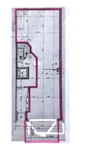 Interessant handelspand van ca. 76 m² op het gelijkvloers, aangevuld met een praktische kelder van naar schatting ca. 10 m², die rechtstreeks vanuit het handelspand bereikbaar is (voorheen Sarah Pacini). Dankzij de gelijkvloerse ligging en de aanvullende kelderruimte biedt het pand een praktische indeling en tal van mogelijkheden voor diverse handels- of commerciële activiteiten. Het pand is onmiddellijk beschikbaar en wordt verhuurd aan € 3.600 per maand*. Er wordt een huurwaarborg van 6 maanden gevraagd.<br />Gelegen nabij 'Vero Moda', 'Les Soeurs', 'AS Adventure', 'Press Shop', 'YAYA', ... (* Naast de huurprijs zijn er bijkomende lasten, waaronder momenteel circa €2.000 per jaar onroerende voorheffing, circa €1.000 per jaar syndickosten en circa €800 per jaar belasting voor de inname van het openbaar domein). Een interessante opportuniteit voor ondernemers of investeerders die op zoek zijn naar een praktisch handelspand met extra kelderruimte, een aantrekkelijke huurprijs en onmiddellijke beschikbaarheid. EPC Label: E.