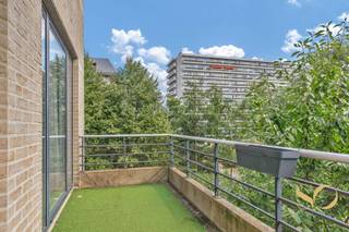 Op een ideale locatie in de wijk Broeck in Anderlecht, vlakbij Westland Shopping, op de 2e verdieping van een recent gebouw, bieden wij u dit prachtige appartement van 109 m² + terras. Het biedt: inkomhal, een grote, lichtrijke woonkamer (33 m²), een prachtig terras op het zuiden, een halfopen keuken en een wasruimte, drie slaapkamers (17 m², 9 m² en 9 m²), een doucheruimte met toilet, een badkamer en een apart toilet. Kelder. Twee parkeerplaatsen (25.000 € per plaats). EPC: E. Dit appartement zal u bekoren door zijn lichte karakter, de ruime woonkamer en het prachtige terras. Een bezichtiging is een must!