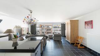 Aan de zonnige kant van de Lippenslaan, op wandelafstand van zee en strand, bieden wij dit energiezuinig, breed appartement met terrassen voor- en achteraan op de vierde verdieping te koop aan. Het appartement werd afgewerkt met zeer kwalitatieve en duurzame materialen en bevindt zich in een stijlvolle residentie. Gelegen in het bruisende hart van Knokke, geniet u van alle wooncomfort met tal van winkels, restaurants en voorzieningen binnen handbereik.<br /><br />Indeling:<br />Inkomhal met gastentoilet, ruime, lichtrijke leefruimte met toegang tot zonneterras, volledig uitgeruste, kwalitatieve keuken, praktische berging/wasplaats, twee volwaardige slaapkamers, twee badkamers, tweede terras achteraan. <br /><br />Kelderberging en fietsenstalling.<br /><br />Mogelijkheid tot aankoop van een ruime garagebox. <br /><br />Bezoeken? Graag na afspraak met Avantimmo op het nummer 050 62 50 55