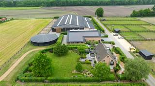 Op een terrein van ca. 5,2 hectare bevindt zich deze exclusieve hippische accommodatie met alle voorzieningen voor de...